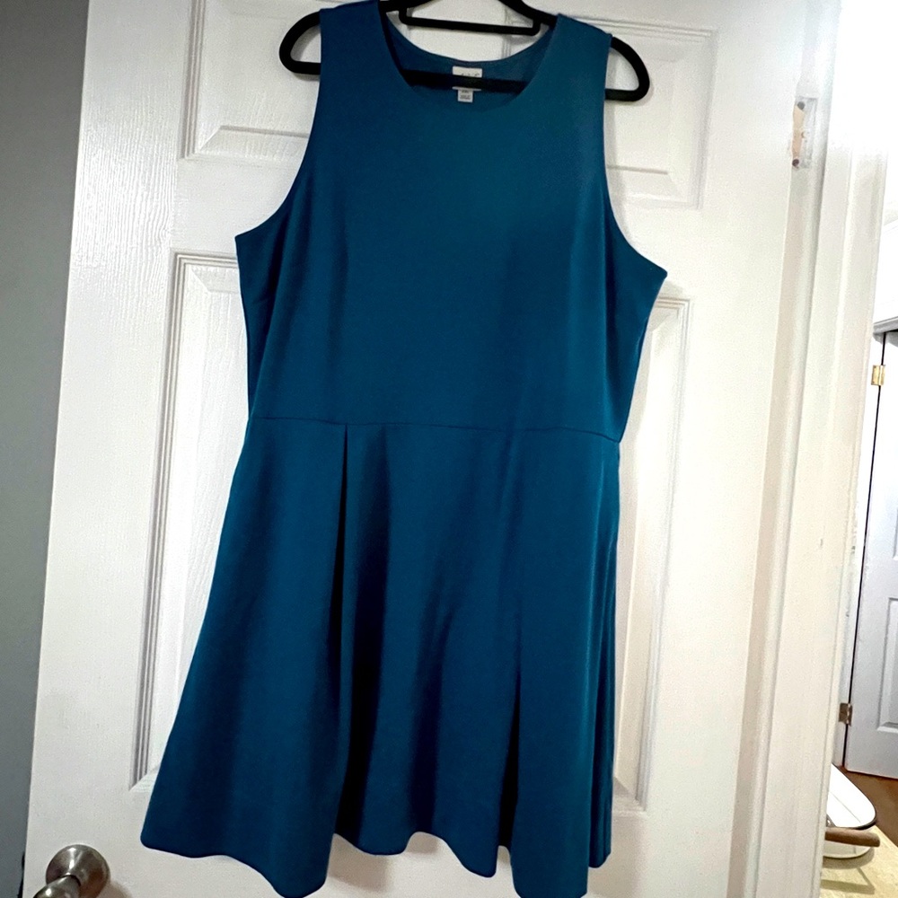 Blue jewel toned fit and flare with pockets!👗